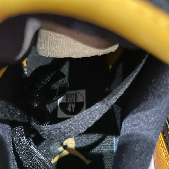 ❌SOLD❌AIR JORDAN 1 LOW (GS) - UNIVERSITY GOLD - Picture 8 of 8